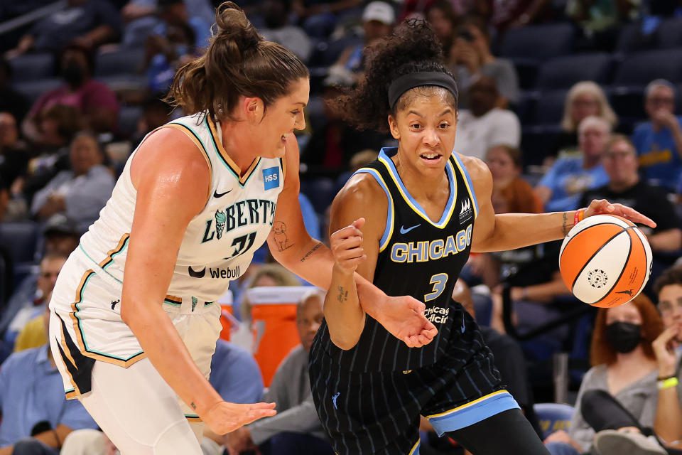 Candice Parker Nr. 3 von Chicago Sky führt in der ersten Halbzeit von Spiel 1 der ersten Runde der WNBA-Qualifikationsspiele 2022 in der Winterst Arena am 17. August 2022 in den Korb gegen Stephanie Dolson von New York Liberty Nr. 31 von New York Liberty in Chicago, Illinois.  (Foto von Michael Reeves/Getty Images)