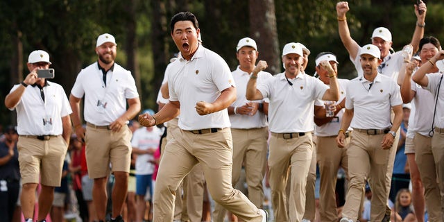 Tom Kim aus Südkorea und das internationale Team feiern mit seinem Big Shot den Sieg im ersten Spiel mit Teamkollege Se Woo Kim aus Südkorea am 24. September 2022 in Charlotte, North Carolina.